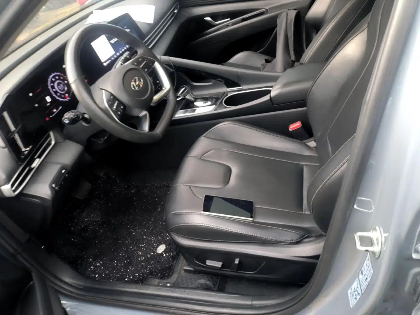 Hyundai Elantra 2022 1.5L CVT LUX Prestige Edition — миниатюра 17