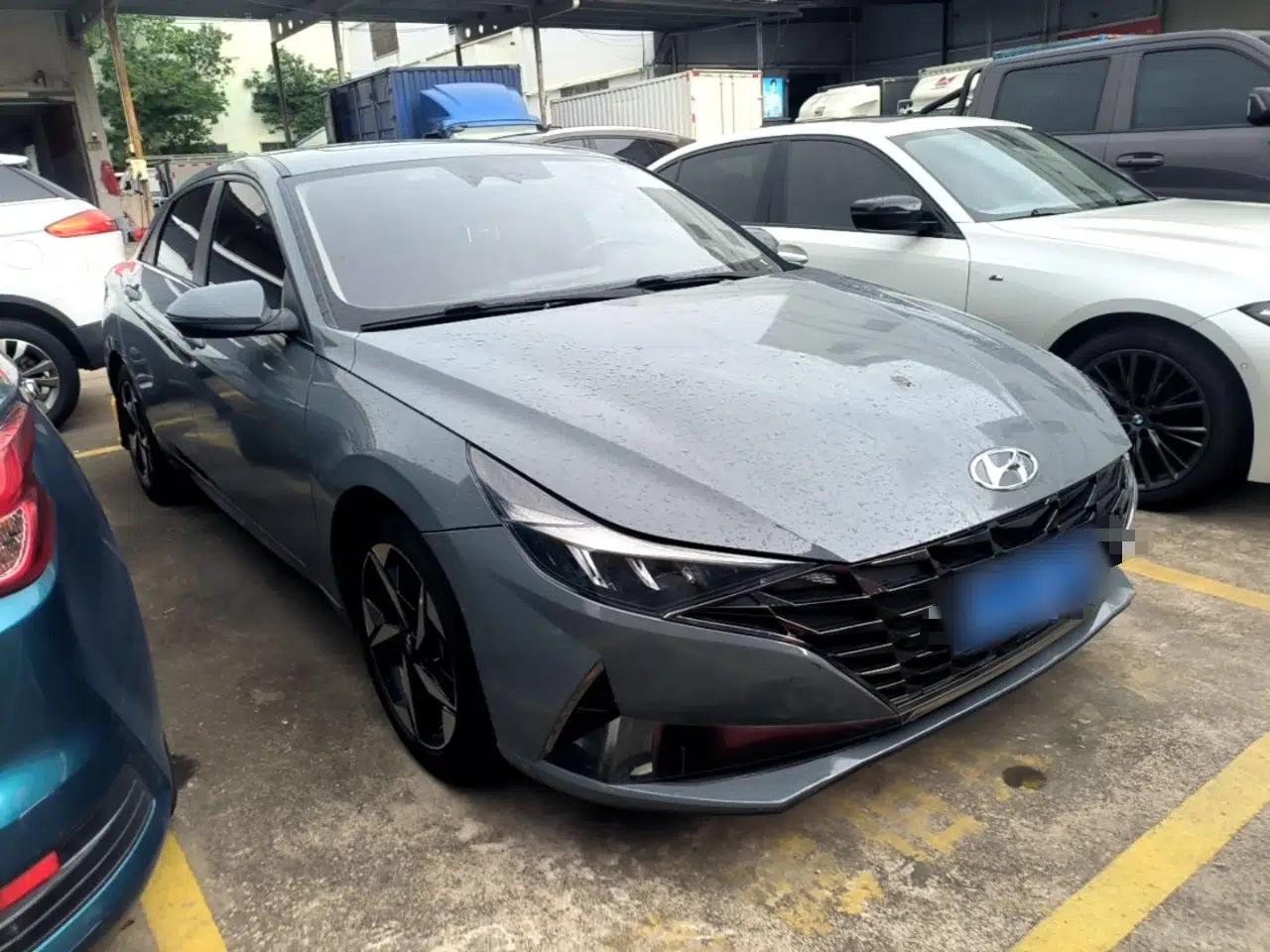 Hyundai Elantra 2022 1.5L CVT LUX Prestige Edition — миниатюра 3