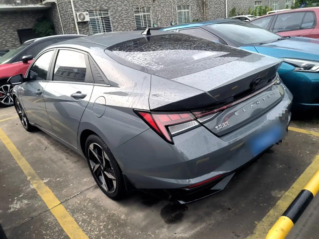 Hyundai Elantra 2022 1.5L CVT LUX Prestige Edition — миниатюра 4