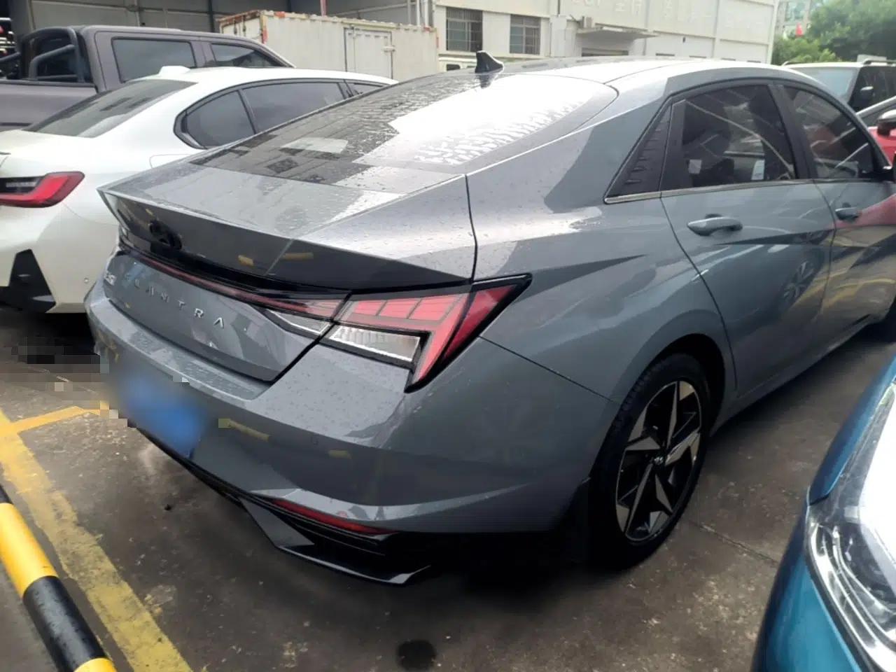 Hyundai Elantra 2022 1.5L CVT LUX Prestige Edition — миниатюра 6