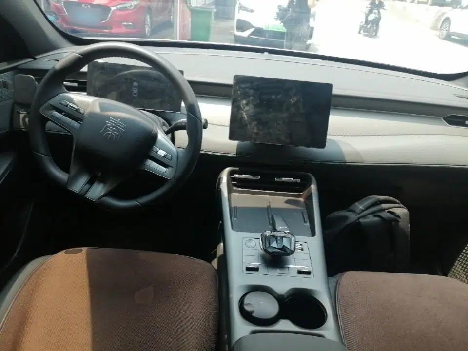 BYD Qin PLUS 2025 DM-i Smart Drive 55KM Leading Model — миниатюра 12