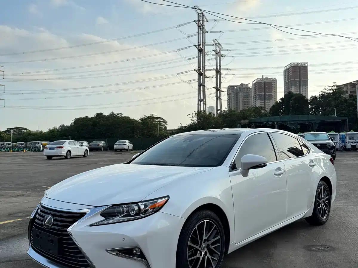 2015 Lexus ES 250 Luxury Edition — миниатюра 1