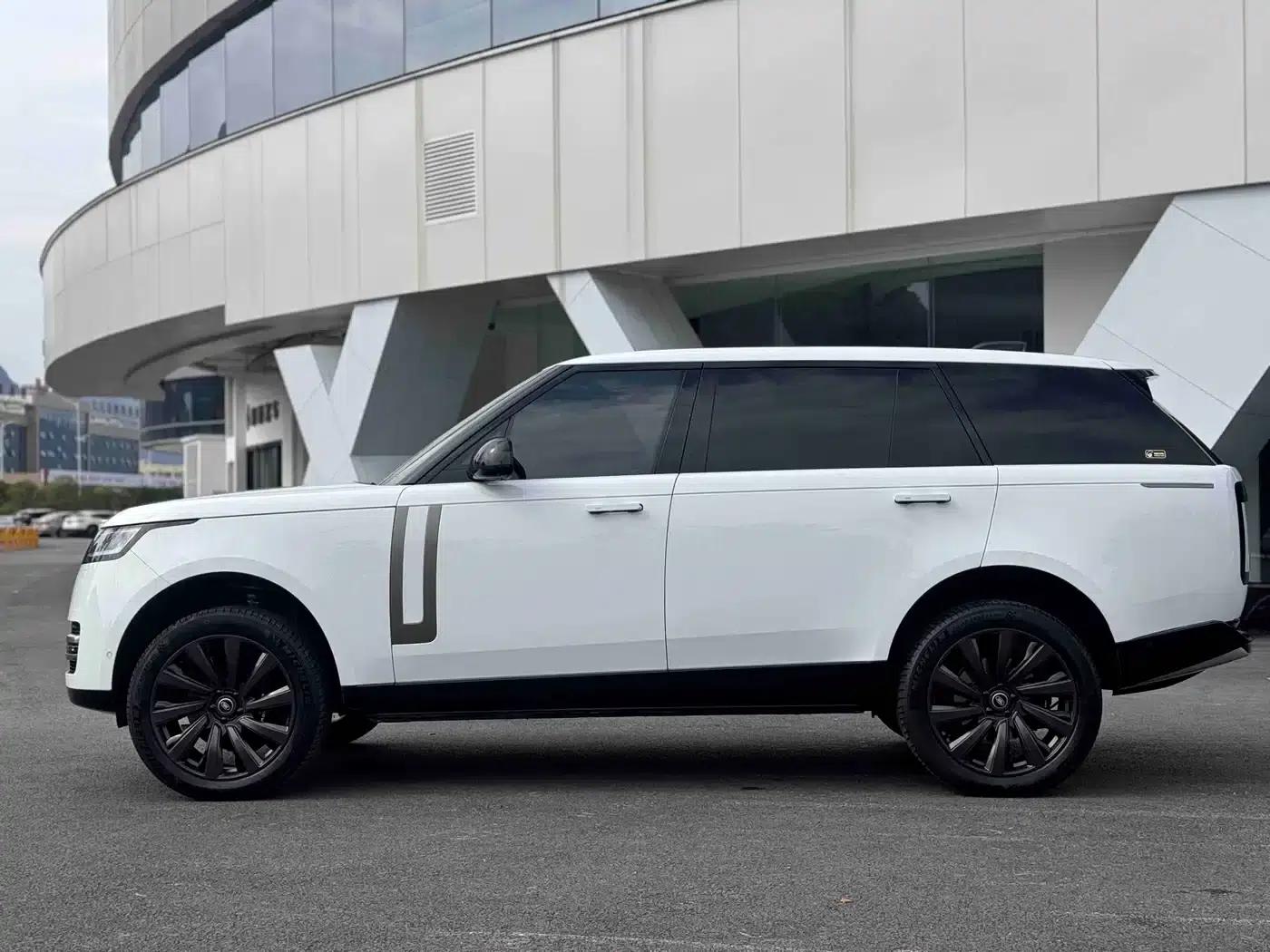 Range Rover 2024 3.0 L6 400PS Extended Wheelbase 7-Seater — миниатюра 4