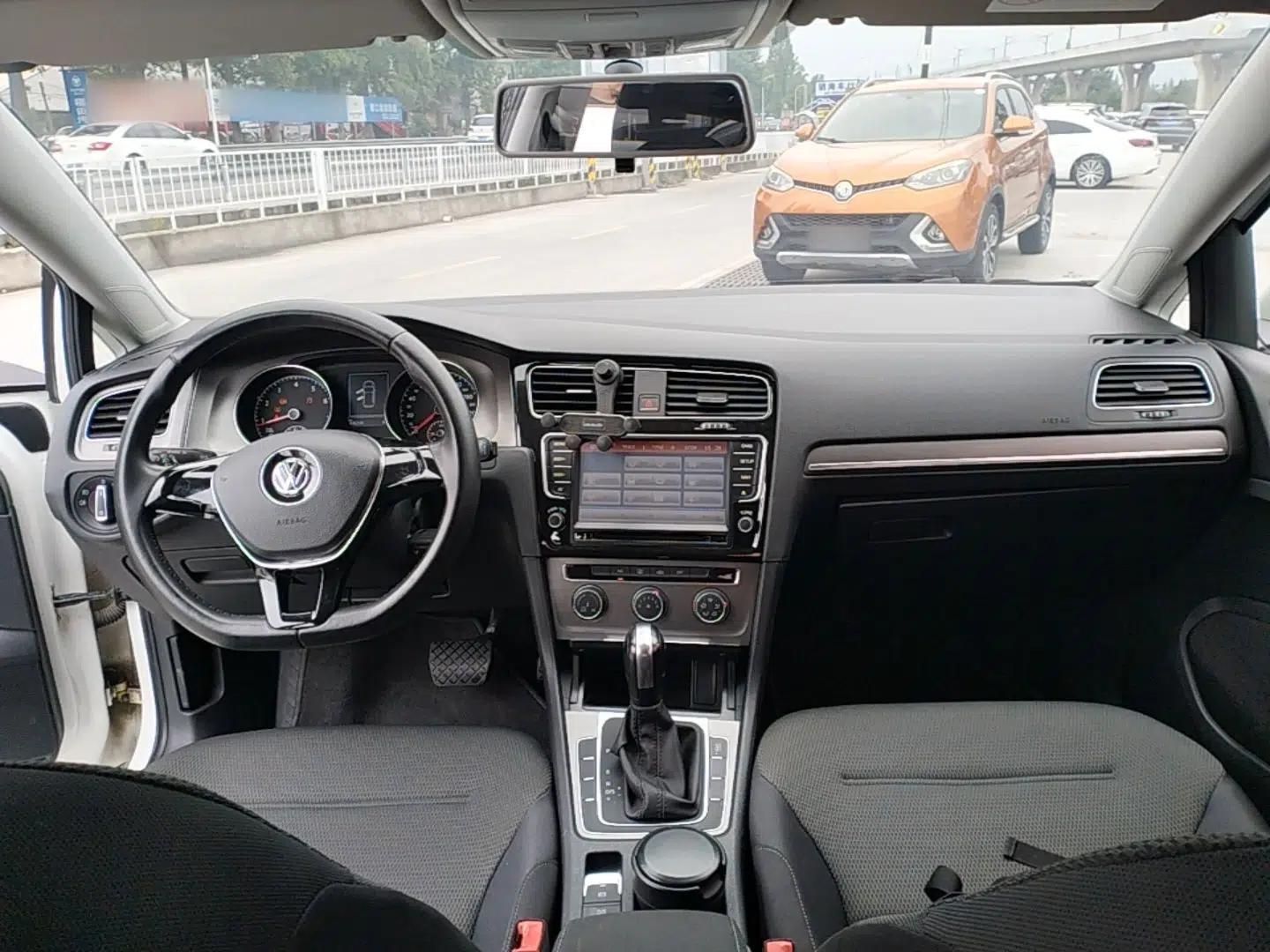 Volkswagen Golf 2015 1.6L Automatic Comfort Model — миниатюра 12
