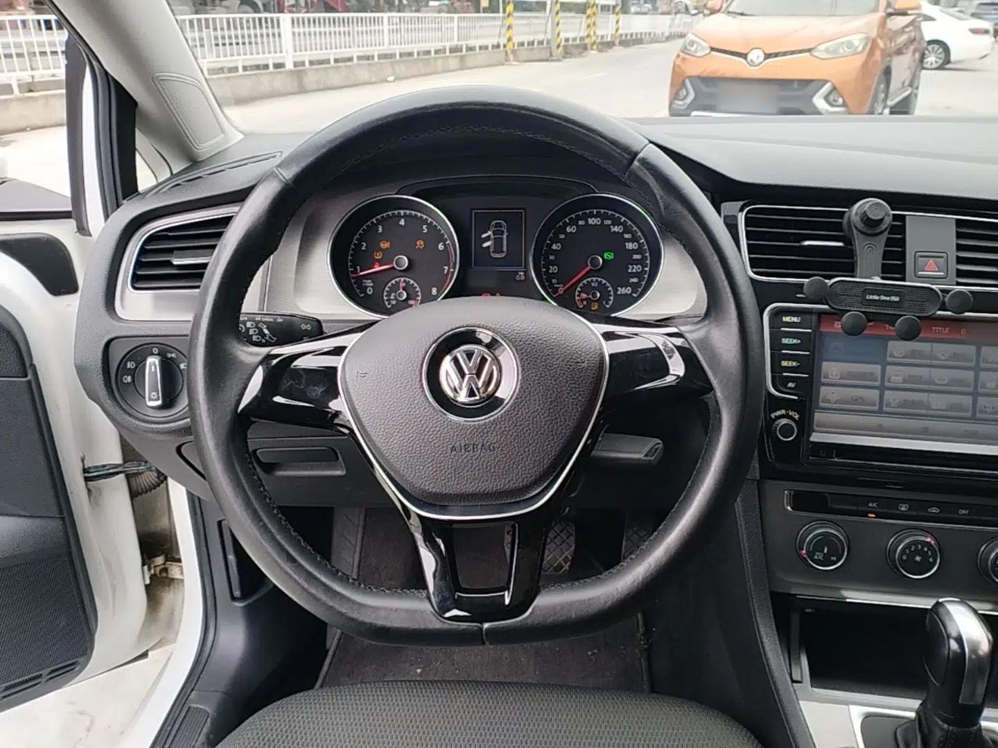 Volkswagen Golf 2015 1.6L Automatic Comfort Model — миниатюра 13