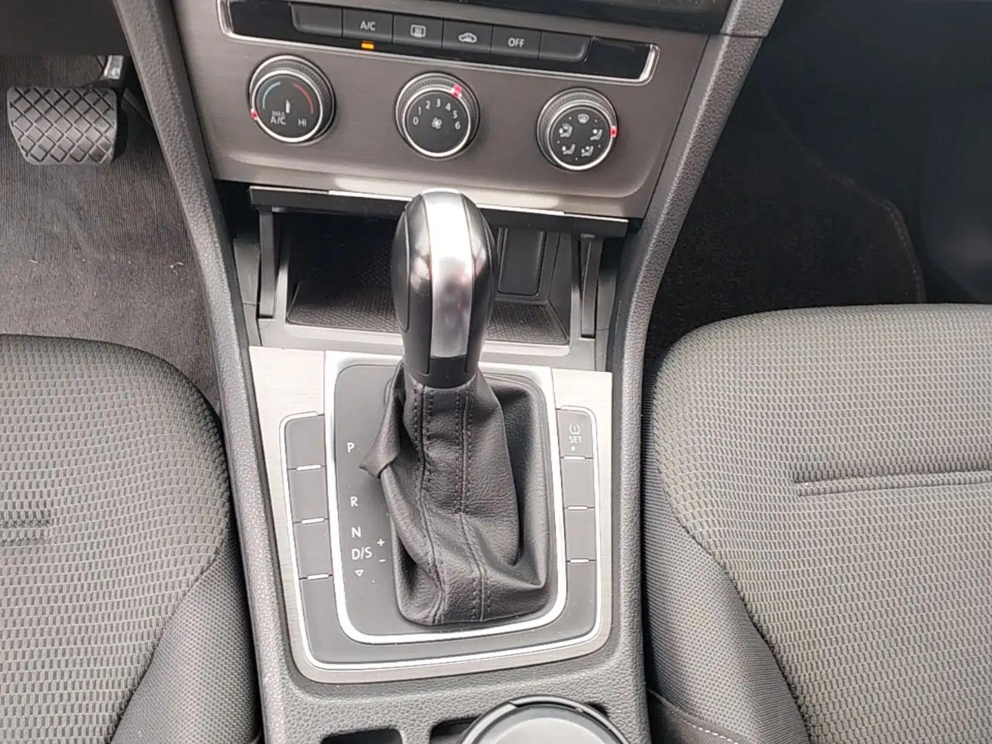 Volkswagen Golf 2015 1.6L Automatic Comfort Model — миниатюра 16