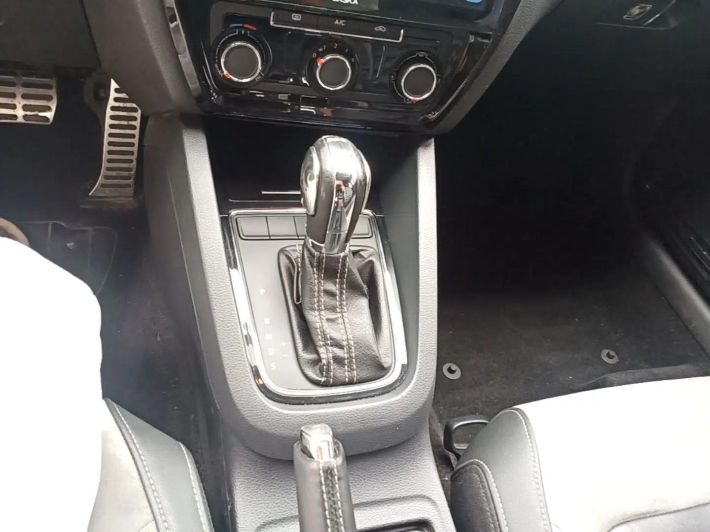 Volkswagen Sagitar 2016 280TSI Automatic R-Line — миниатюра 16