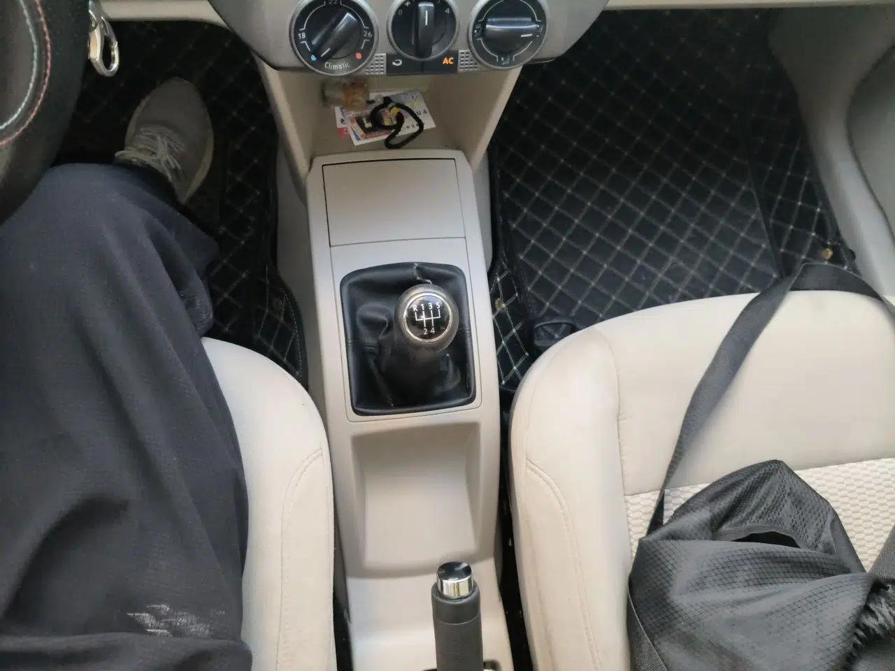 Volkswagen Polo 2011 Jingqu 1.6L Manual - Real Cool Edition — миниатюра 14