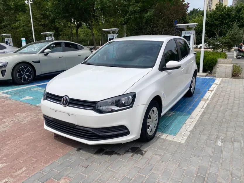 Volkswagen Polo 2016 1.4L Automatic Trendy Model — миниатюра 1
