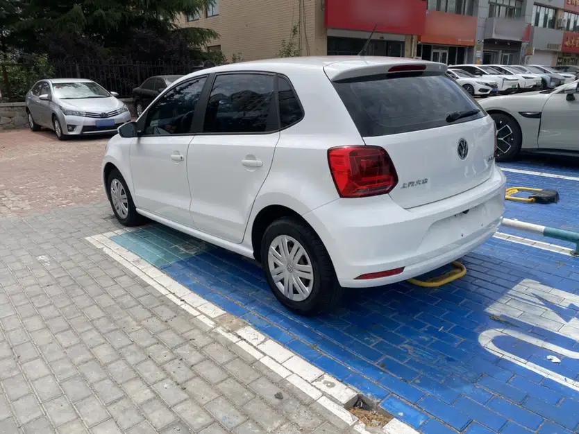 Volkswagen Polo 2016 1.4L Automatic Trendy Model — миниатюра 5