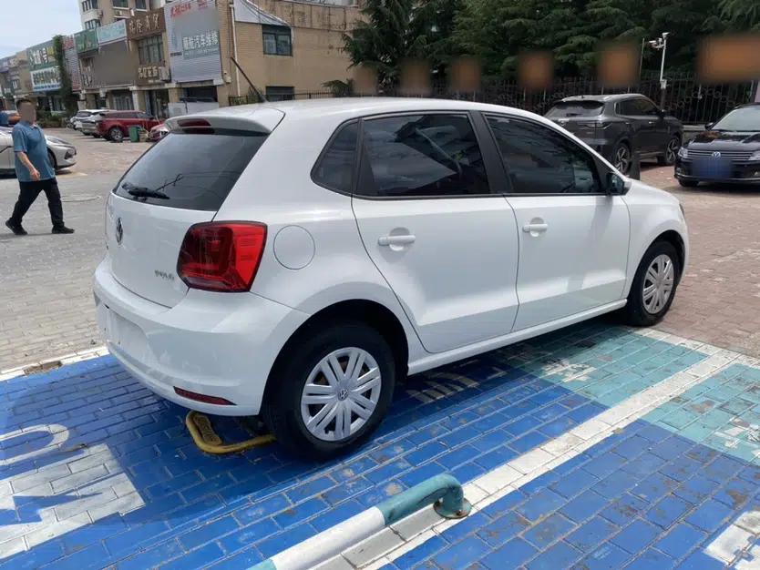 Volkswagen Polo 2016 1.4L Automatic Trendy Model — миниатюра 6