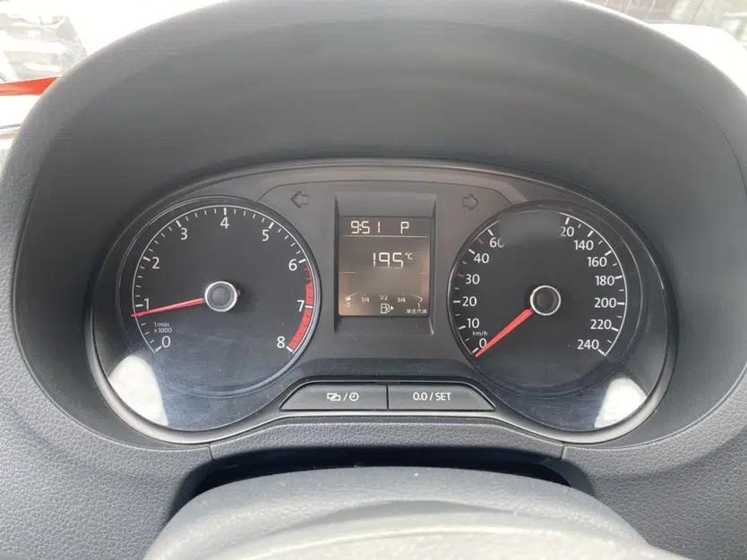 Volkswagen Polo 2016 1.4L Automatic Trendy Model — миниатюра 10