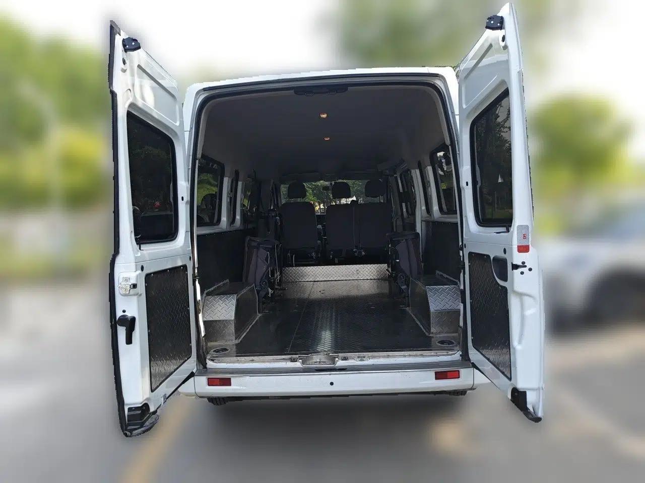SAIC MAXUS Xintu V80 2025 Value Edition Aoyuntong 2.0T Manual Long Wheelbase Mid-Height Design 127 Ps 6/7/9-Seater — миниатюра 16