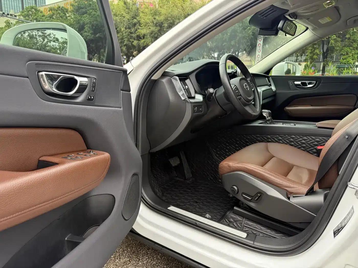 2020 Volvo XC60 T5 AWD Inscription Luxury Edition — миниатюра 9