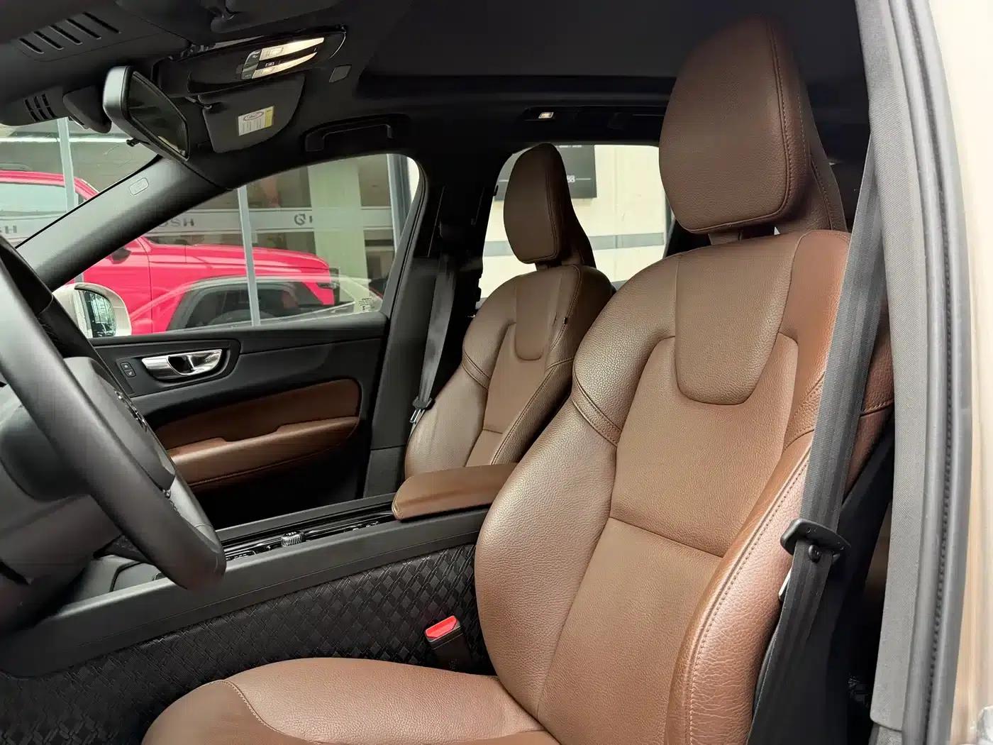 2023 Volvo XC60 B5 AWD Inscription Luxury Edition — миниатюра 8