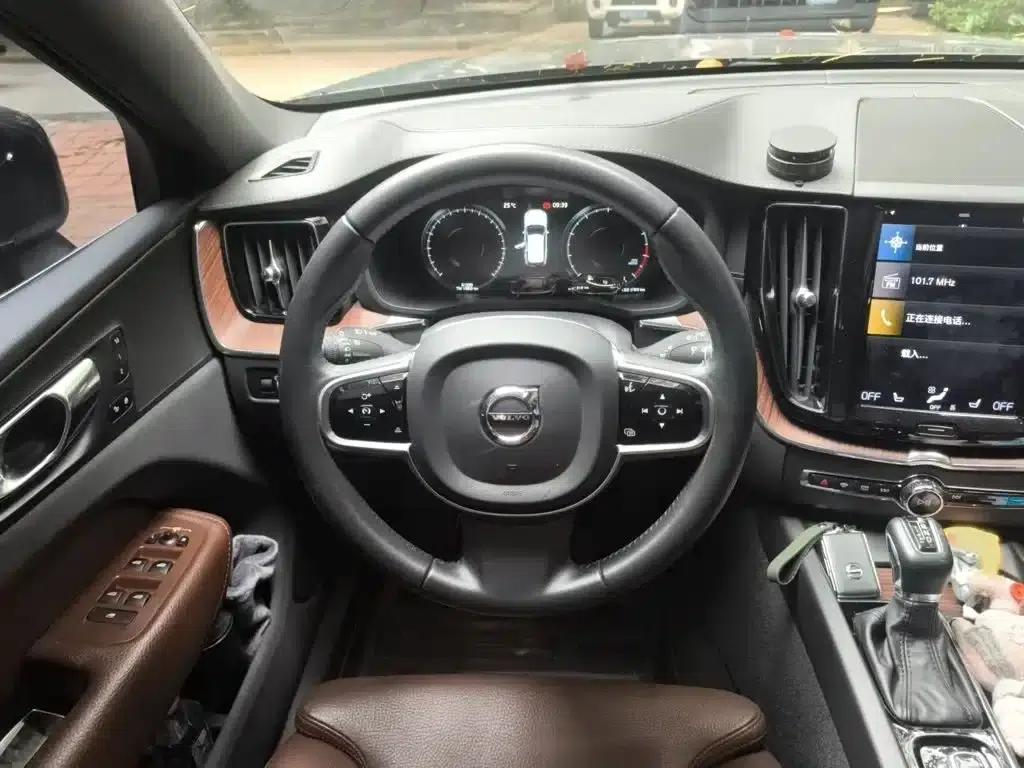 2021 Volvo XC60 T5 AWD Inscription Luxury Edition — миниатюра 3