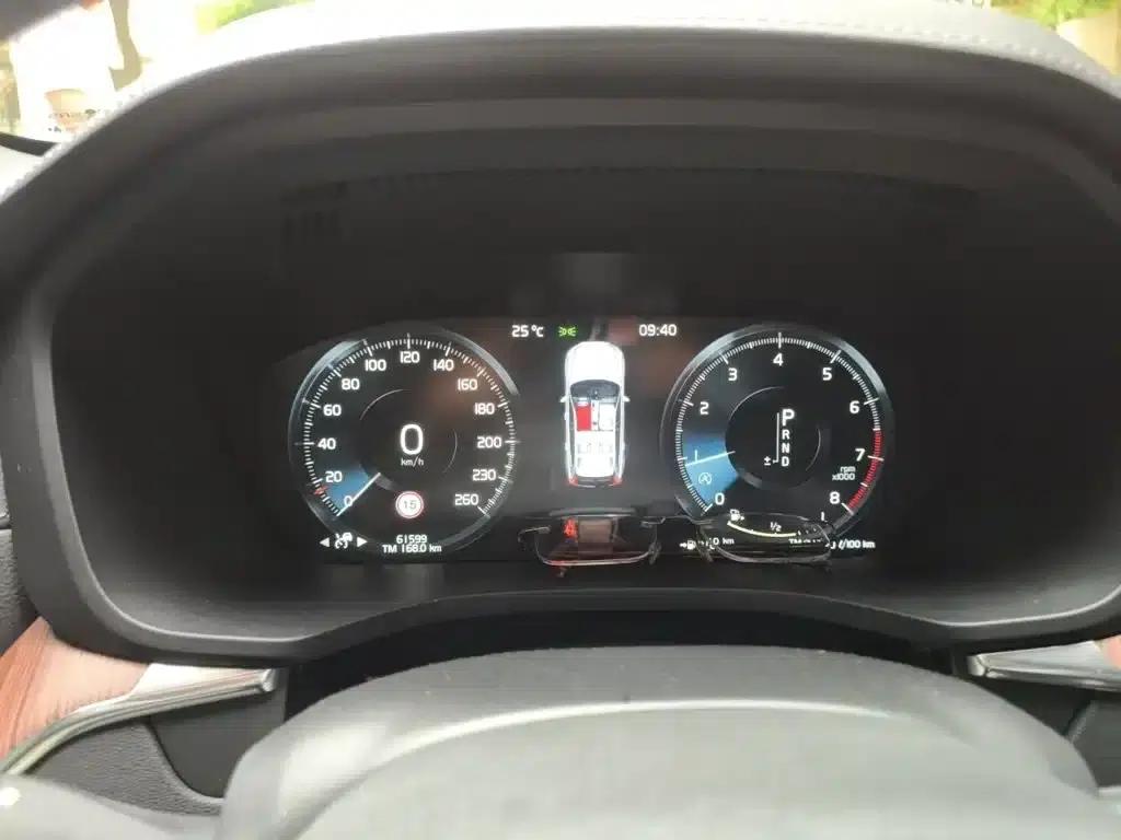 2021 Volvo XC60 T5 AWD Inscription Luxury Edition — миниатюра 4