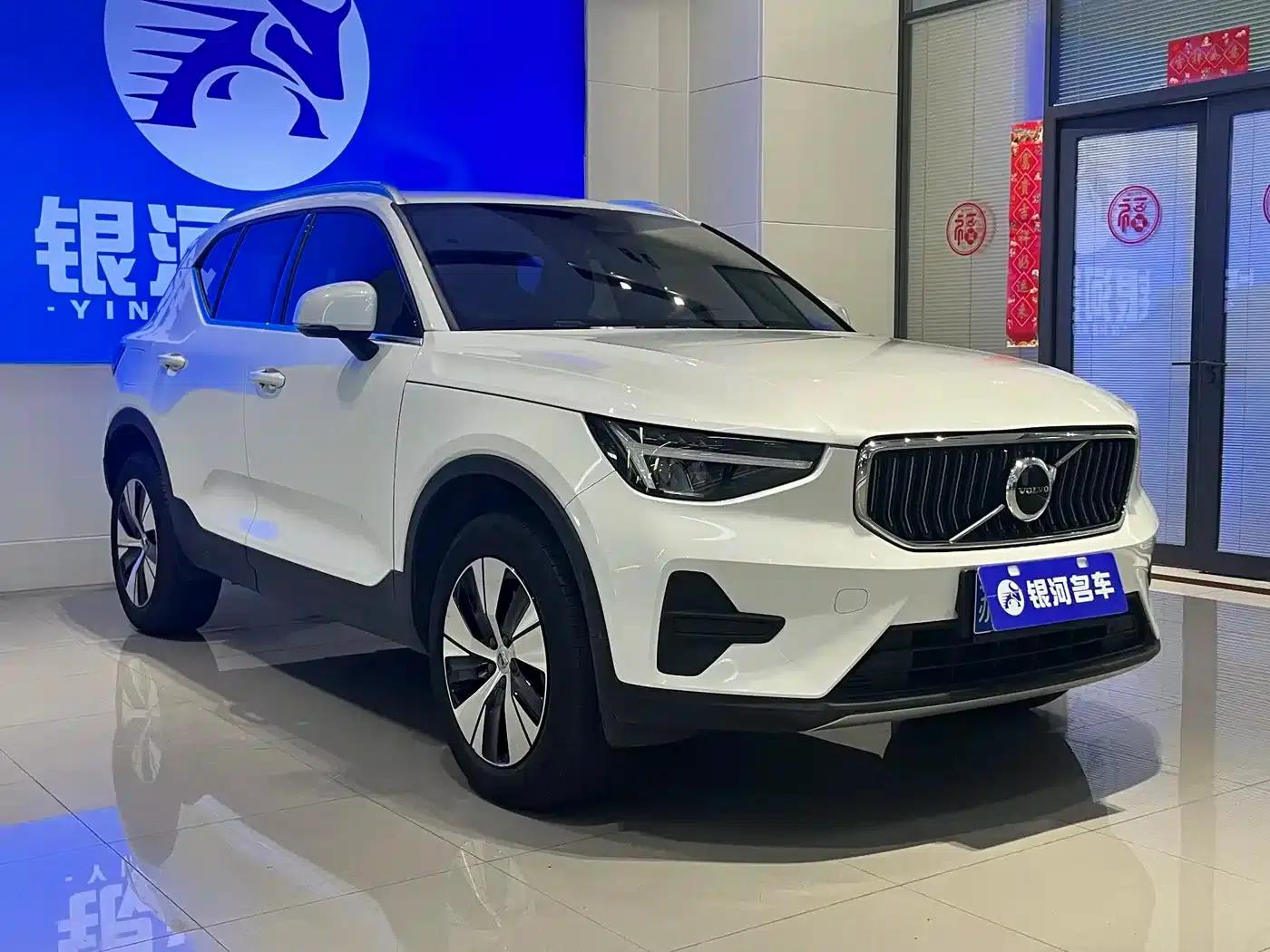2023 Volvo XC40 B3 Smart Luxury Edition — миниатюра 3