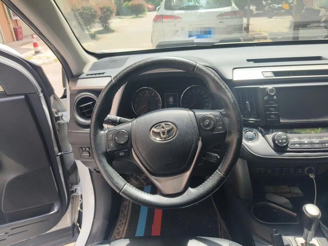 Toyota RAV4 2016 2.5L Automatic 4x4 Elite Edition — миниатюра 10