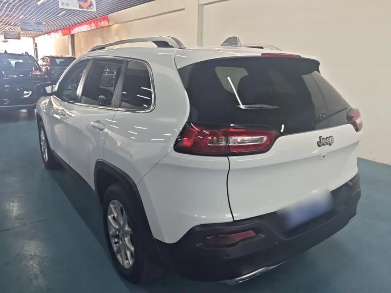 Jeep Cherokee 2017 2.4L Leading Smart Edition — миниатюра 13