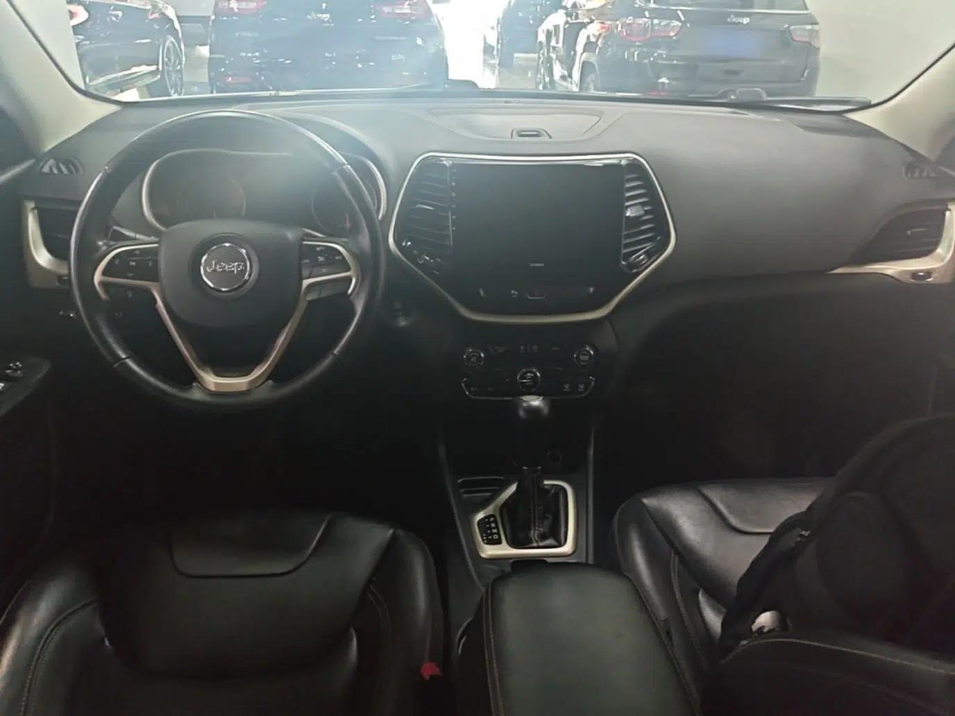 Jeep Cherokee 2017 2.4L Leading Smart Edition — миниатюра 17