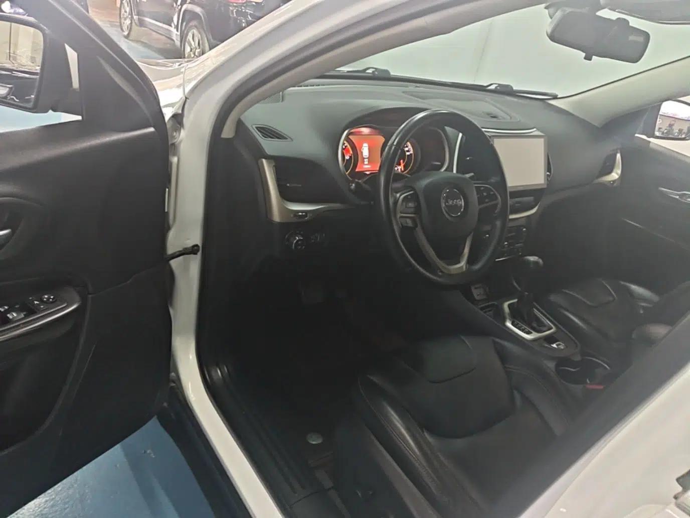 Jeep Cherokee 2017 2.4L Leading Smart Edition — миниатюра 23
