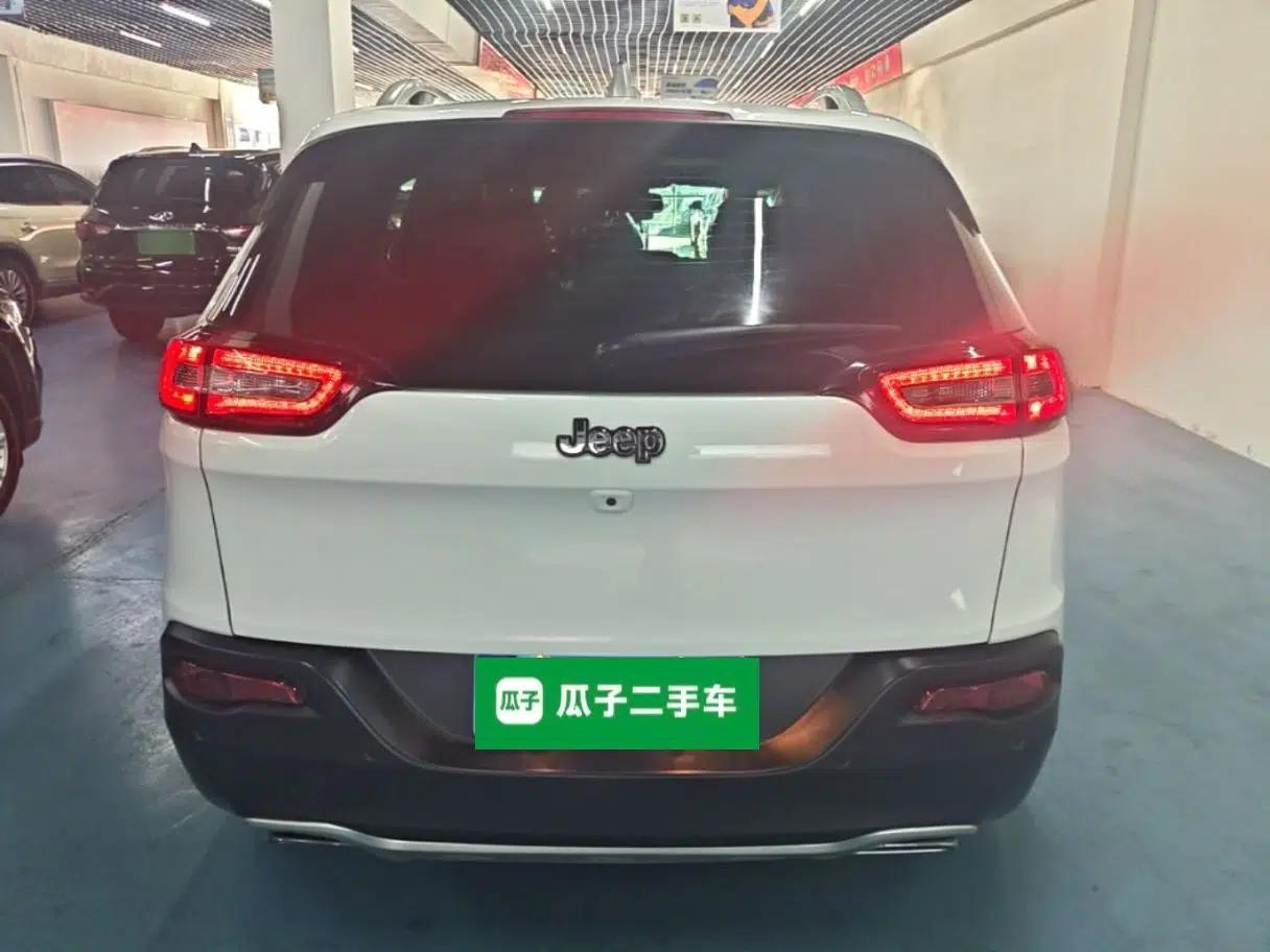 Jeep Cherokee 2017 2.4L Leading Smart Edition — миниатюра 5