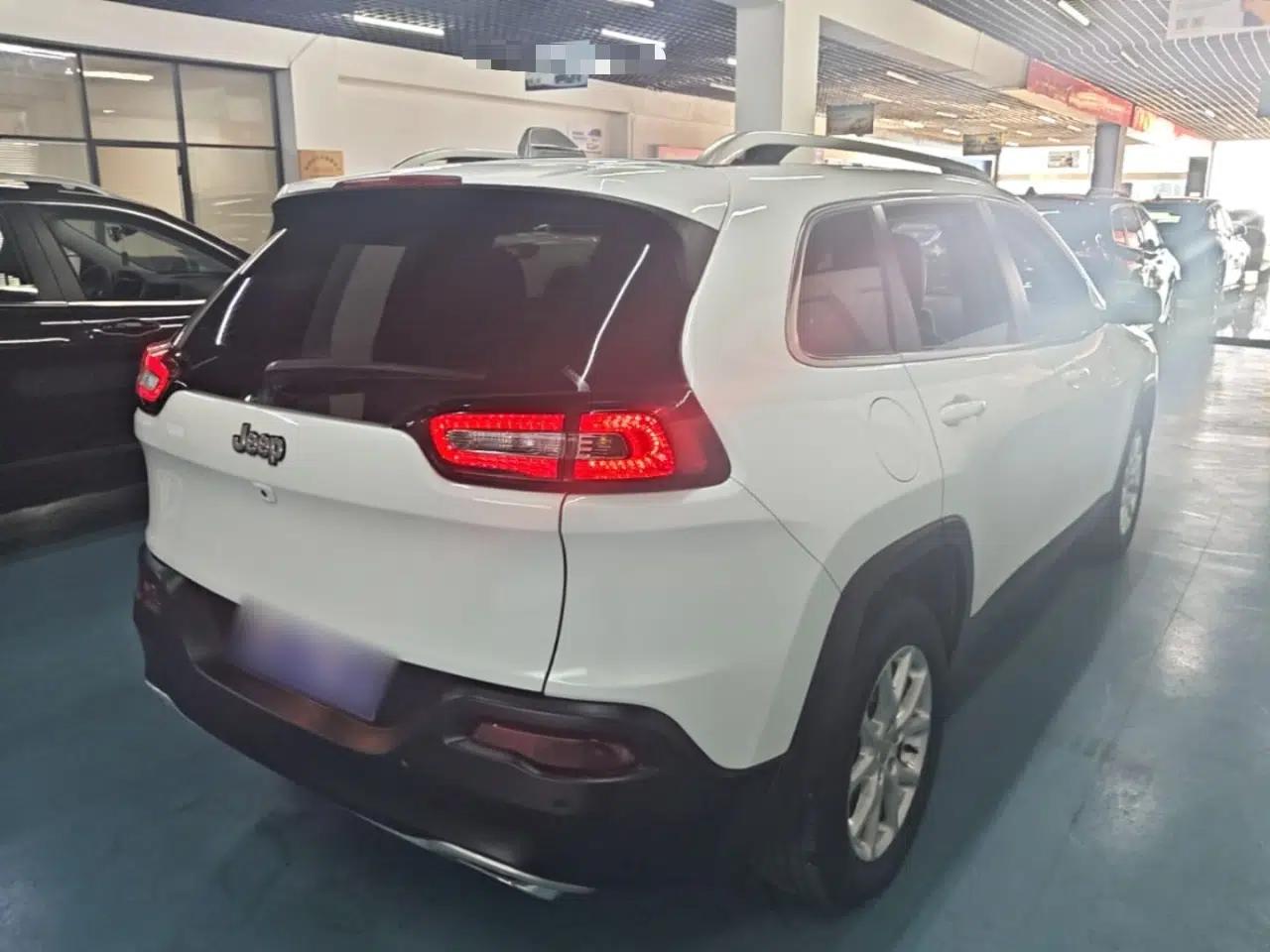 Jeep Cherokee 2017 2.4L Leading Smart Edition — миниатюра 6