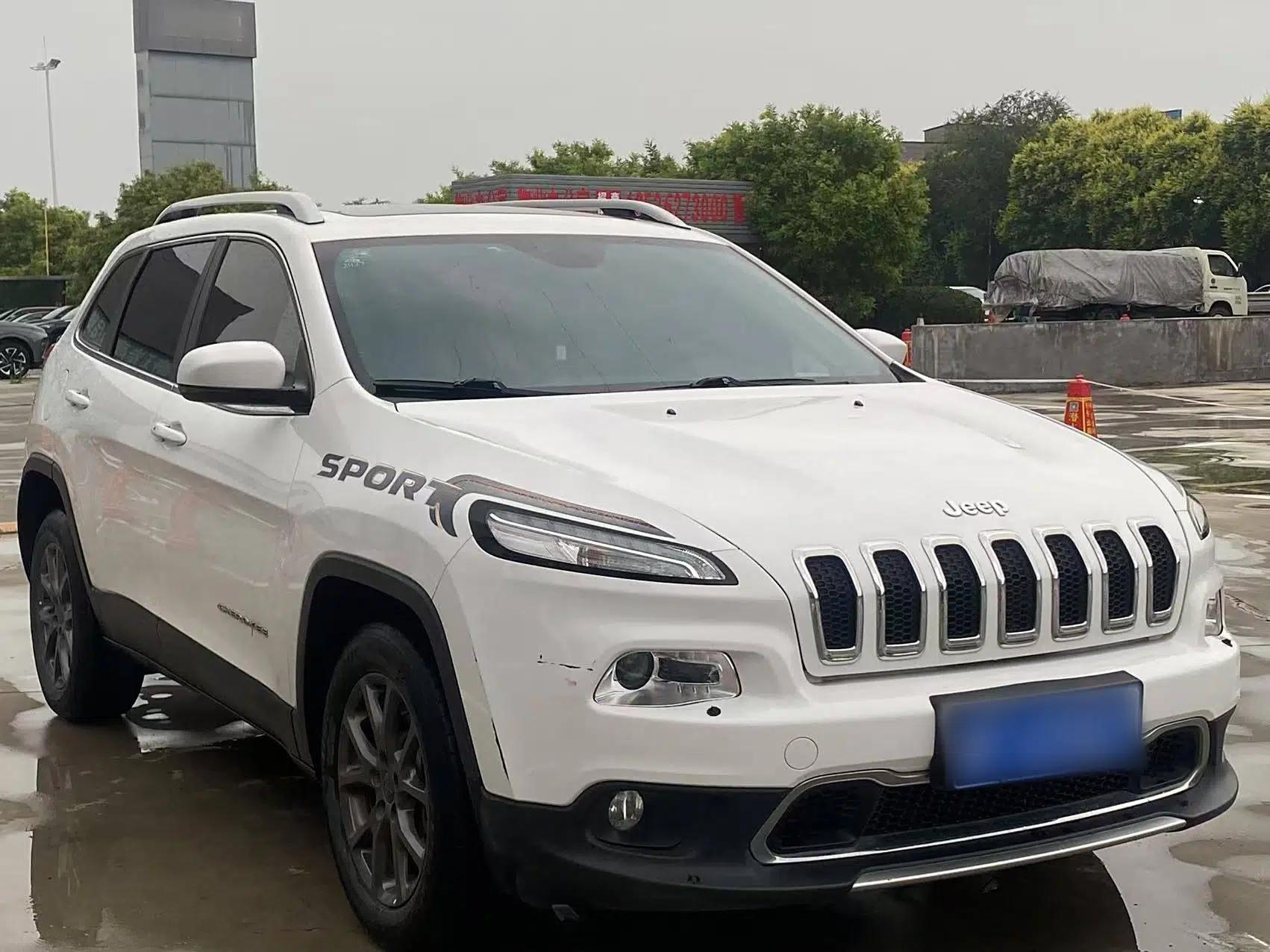 Jeep Cherokee 2020 2.0L Two-Wheel Drive Classic Sports Edition — миниатюра 3