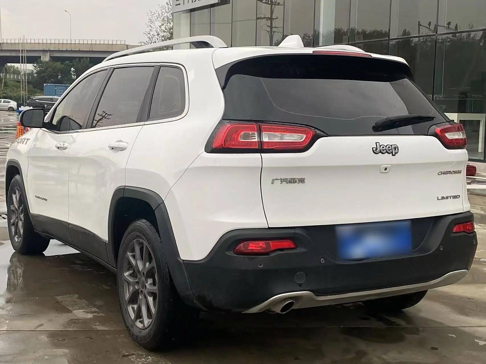 Jeep Cherokee 2020 2.0L Two-Wheel Drive Classic Sports Edition — миниатюра 4