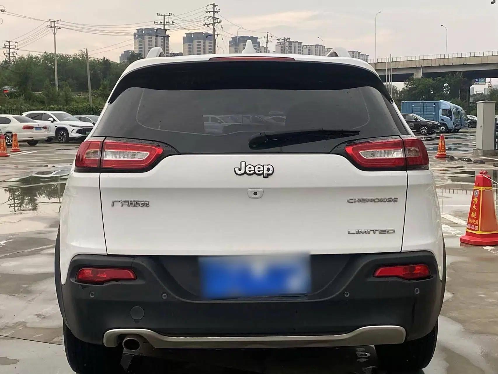 Jeep Cherokee 2020 2.0L Two-Wheel Drive Classic Sports Edition — миниатюра 5