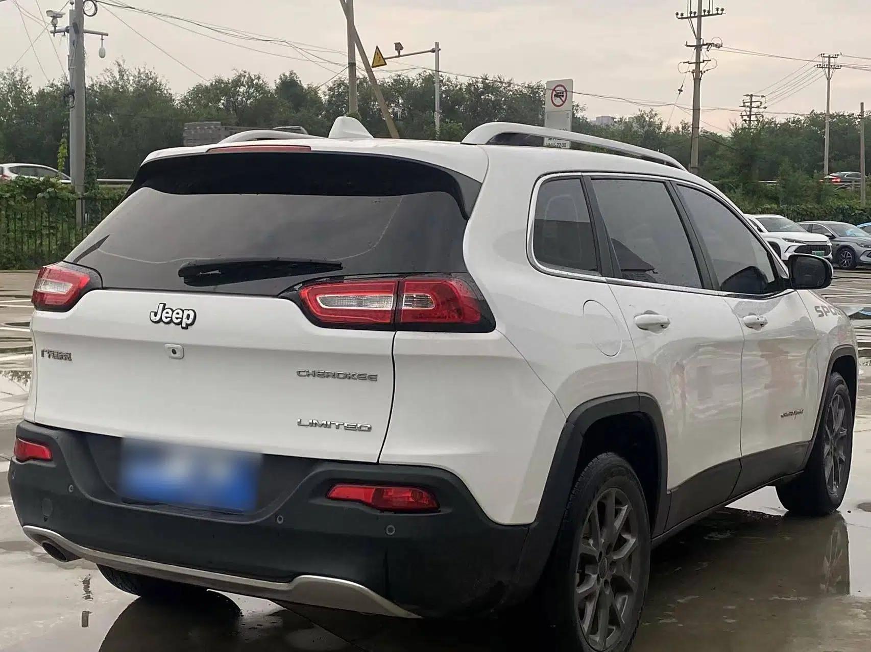 Jeep Cherokee 2020 2.0L Two-Wheel Drive Classic Sports Edition — миниатюра 6