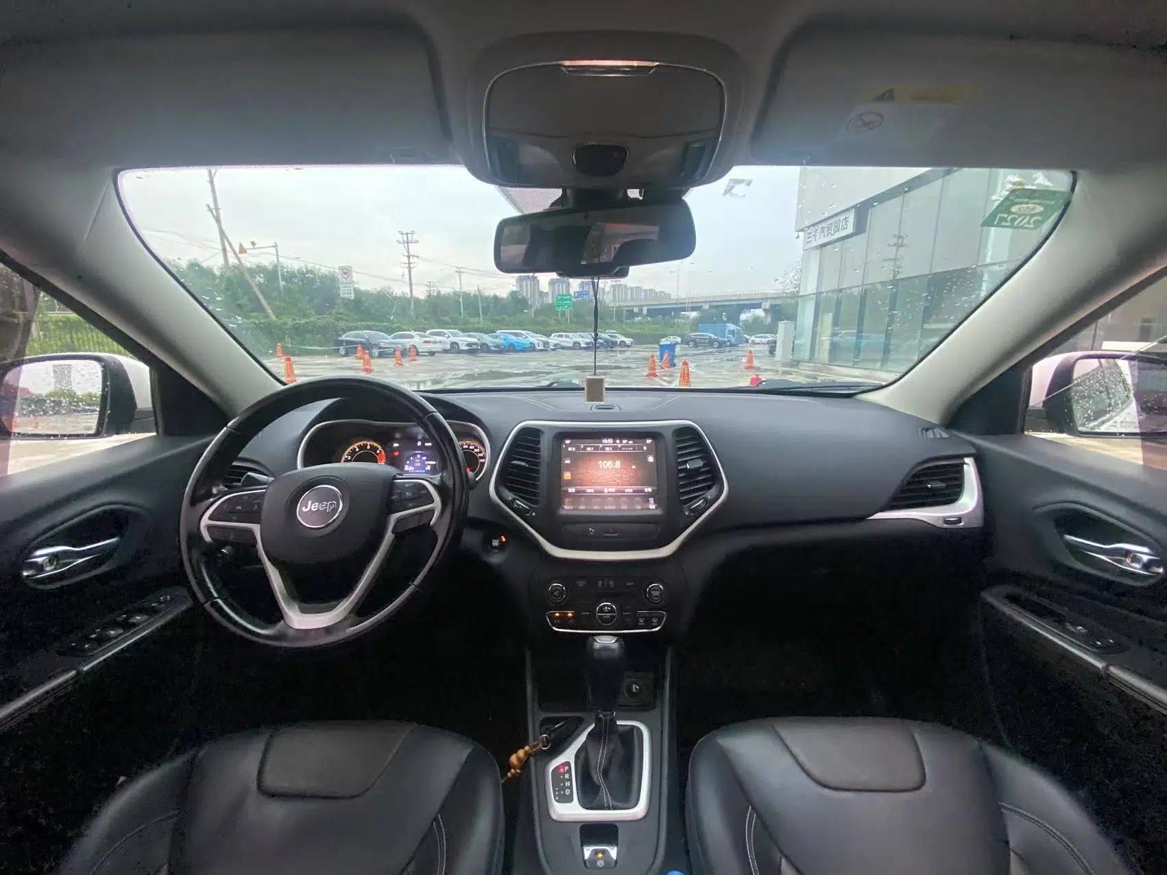 Jeep Cherokee 2020 2.0L Two-Wheel Drive Classic Sports Edition — миниатюра 8