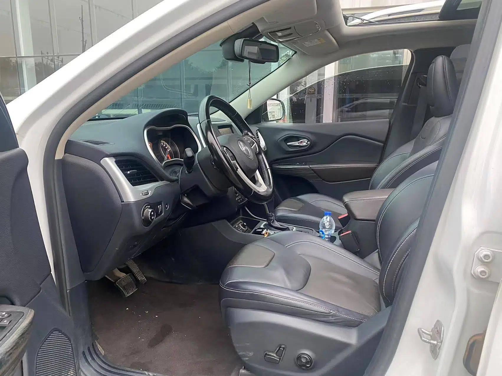 Jeep Cherokee 2020 2.0L Two-Wheel Drive Classic Sports Edition — миниатюра 9