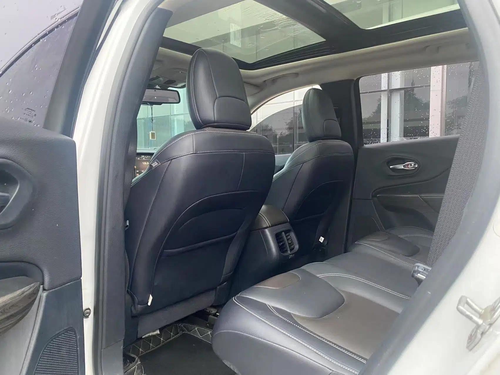 Jeep Cherokee 2020 2.0L Two-Wheel Drive Classic Sports Edition — миниатюра 10