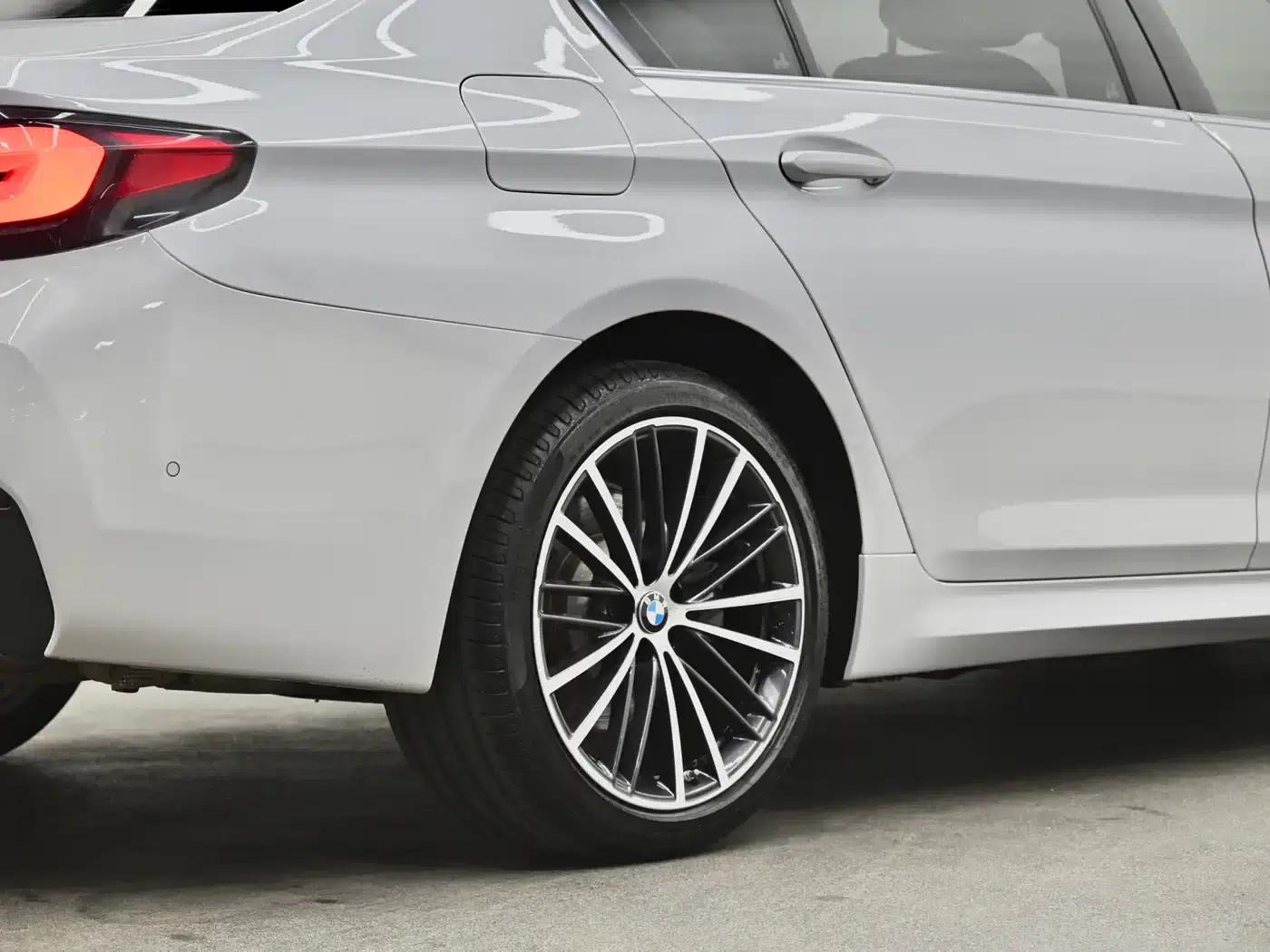 2021 BMW 5 Series 530Li Leading Edition M Sport Package — миниатюра 33