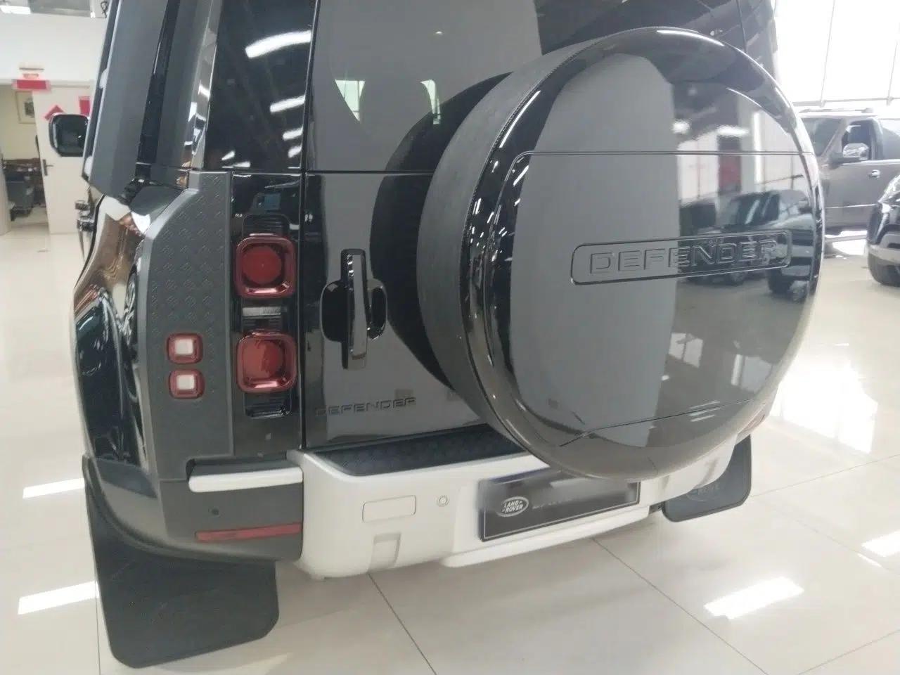 Land Rover Defender 2020 110 P400 Dark Special Edition — миниатюра 5
