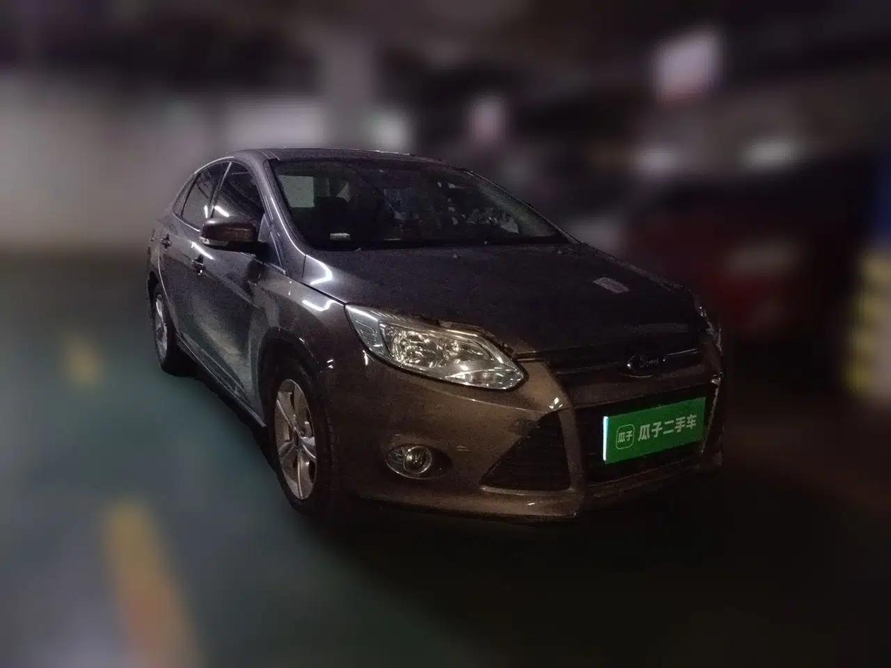 Ford Focus 2012 Sedan 1.6L Manual Fashion Edition — миниатюра 3