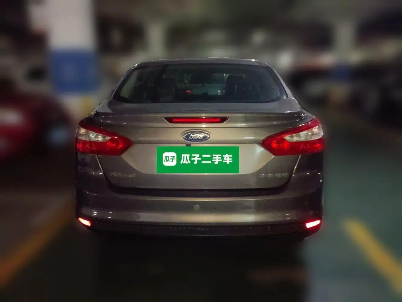 Ford Focus 2012 Sedan 1.6L Manual Fashion Edition — миниатюра 5