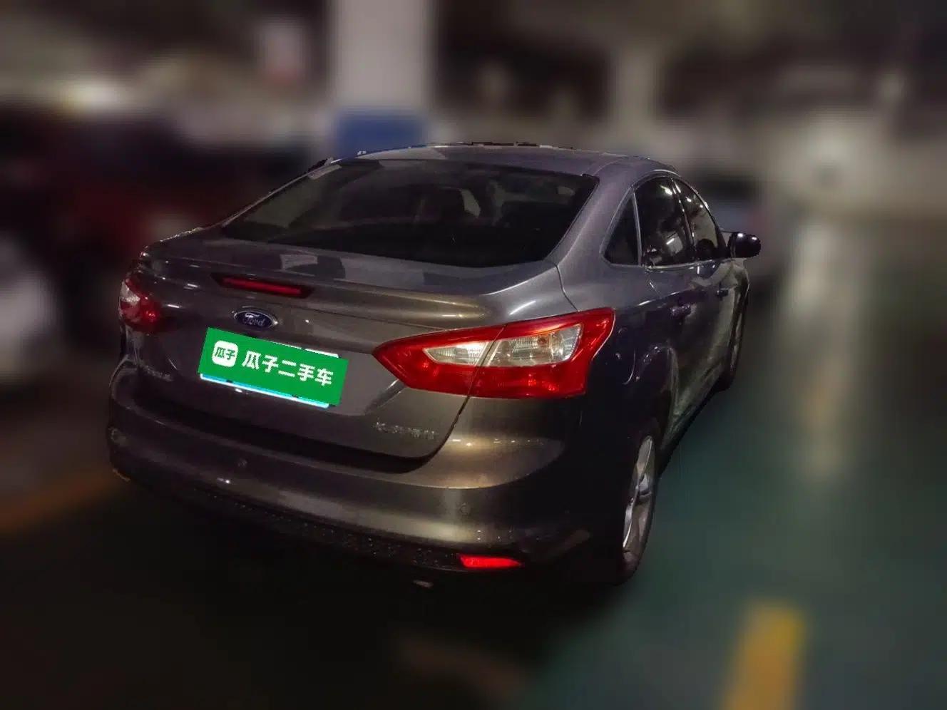Ford Focus 2012 Sedan 1.6L Manual Fashion Edition — миниатюра 6