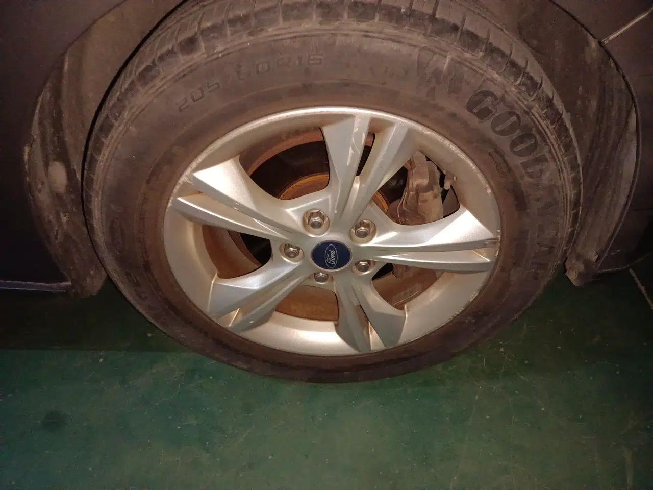 Ford Focus 2012 Sedan 1.6L Manual Fashion Edition — миниатюра 8