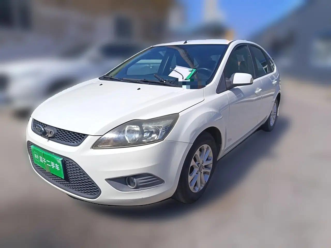 Ford Focus 2013 Hatchback Classic 1.8L Manual Base Model — миниатюра 1