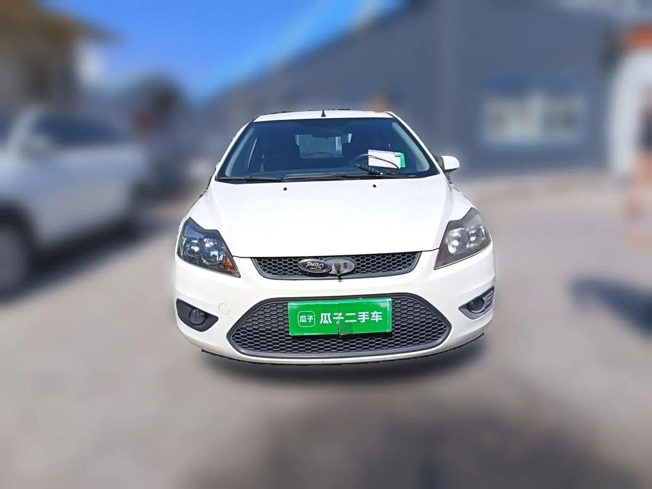 Ford Focus 2013 Hatchback Classic 1.8L Manual Base Model — миниатюра 2