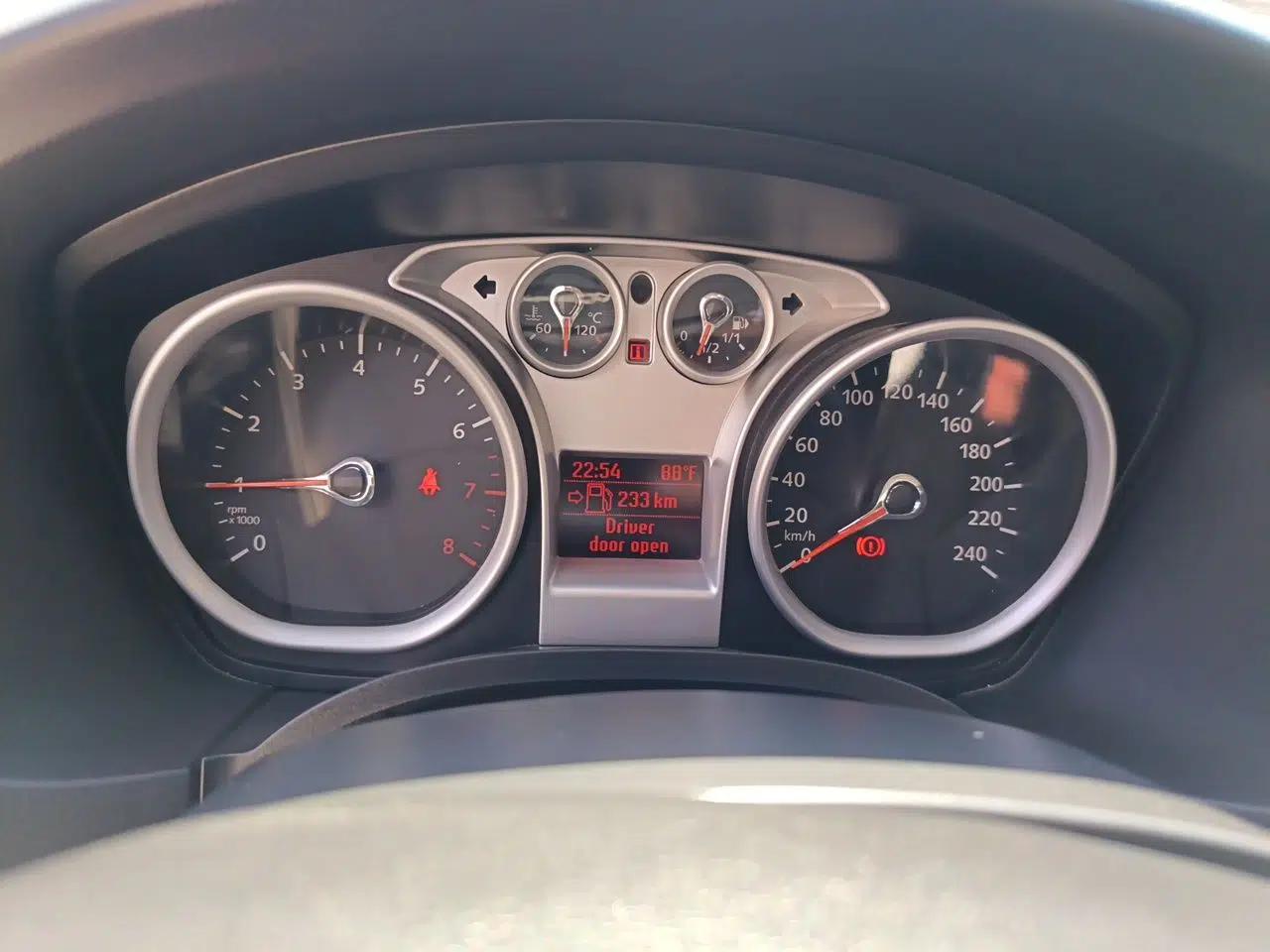 Ford Focus 2013 Hatchback Classic 1.8L Manual Base Model — миниатюра 11