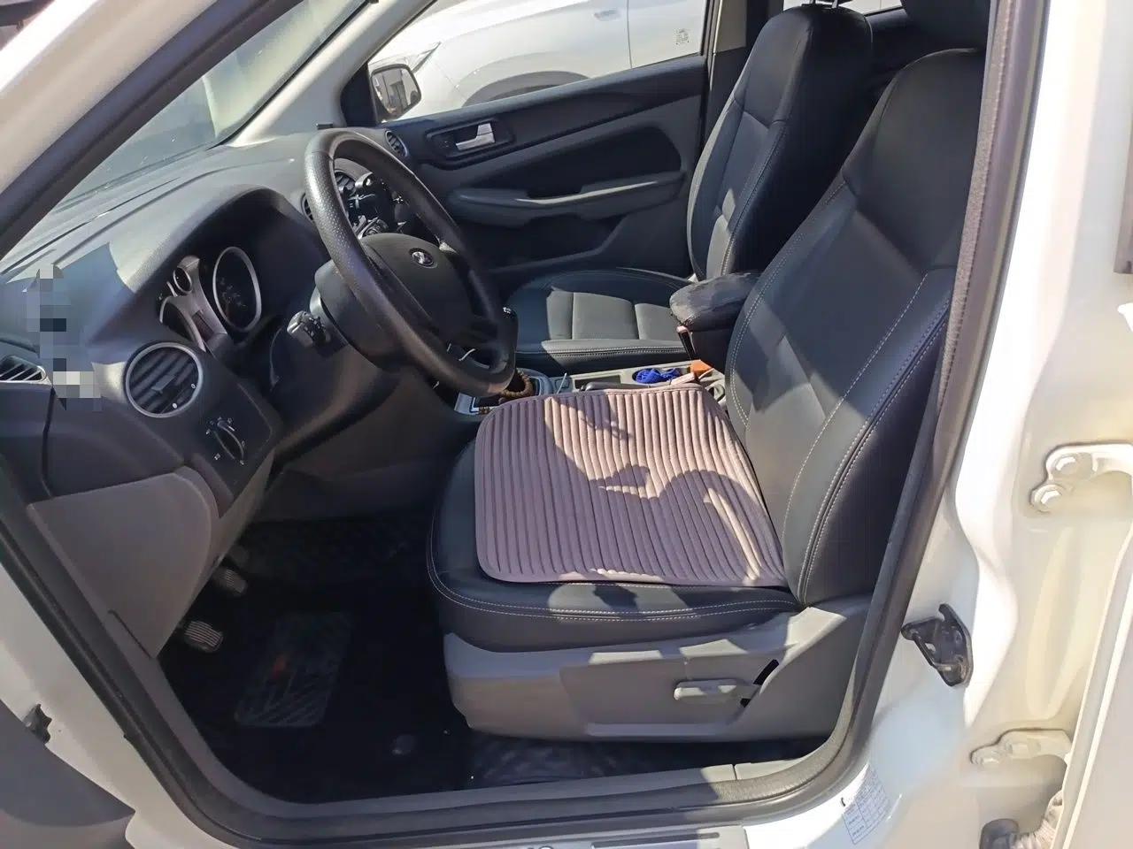 Ford Focus 2013 Hatchback Classic 1.8L Manual Base Model — миниатюра 15