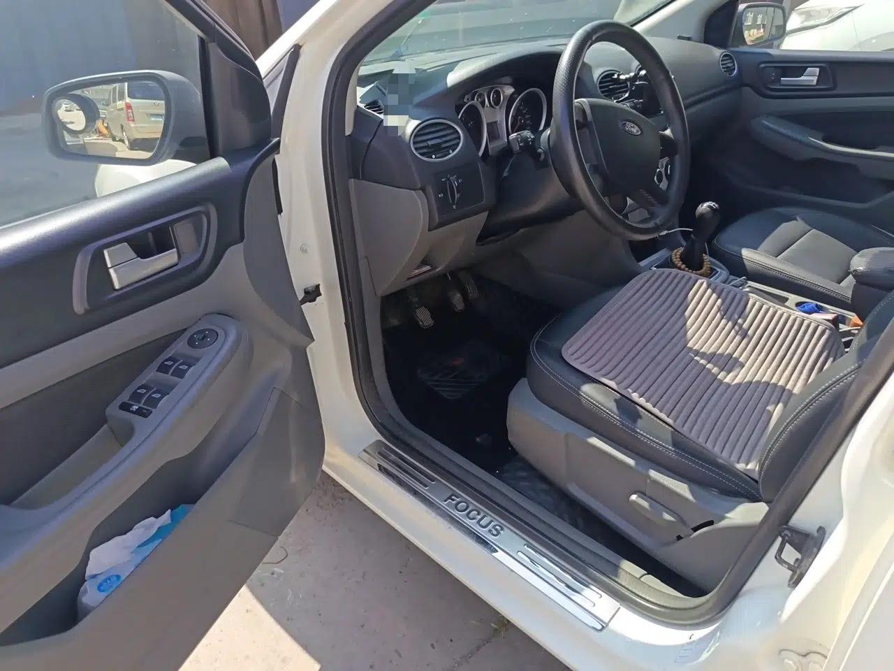 Ford Focus 2013 Hatchback Classic 1.8L Manual Base Model — миниатюра 16