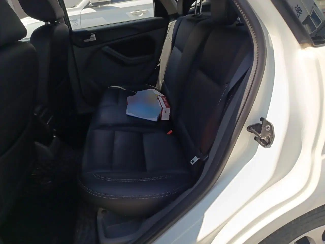 Ford Focus 2013 Hatchback Classic 1.8L Manual Base Model — миниатюра 17