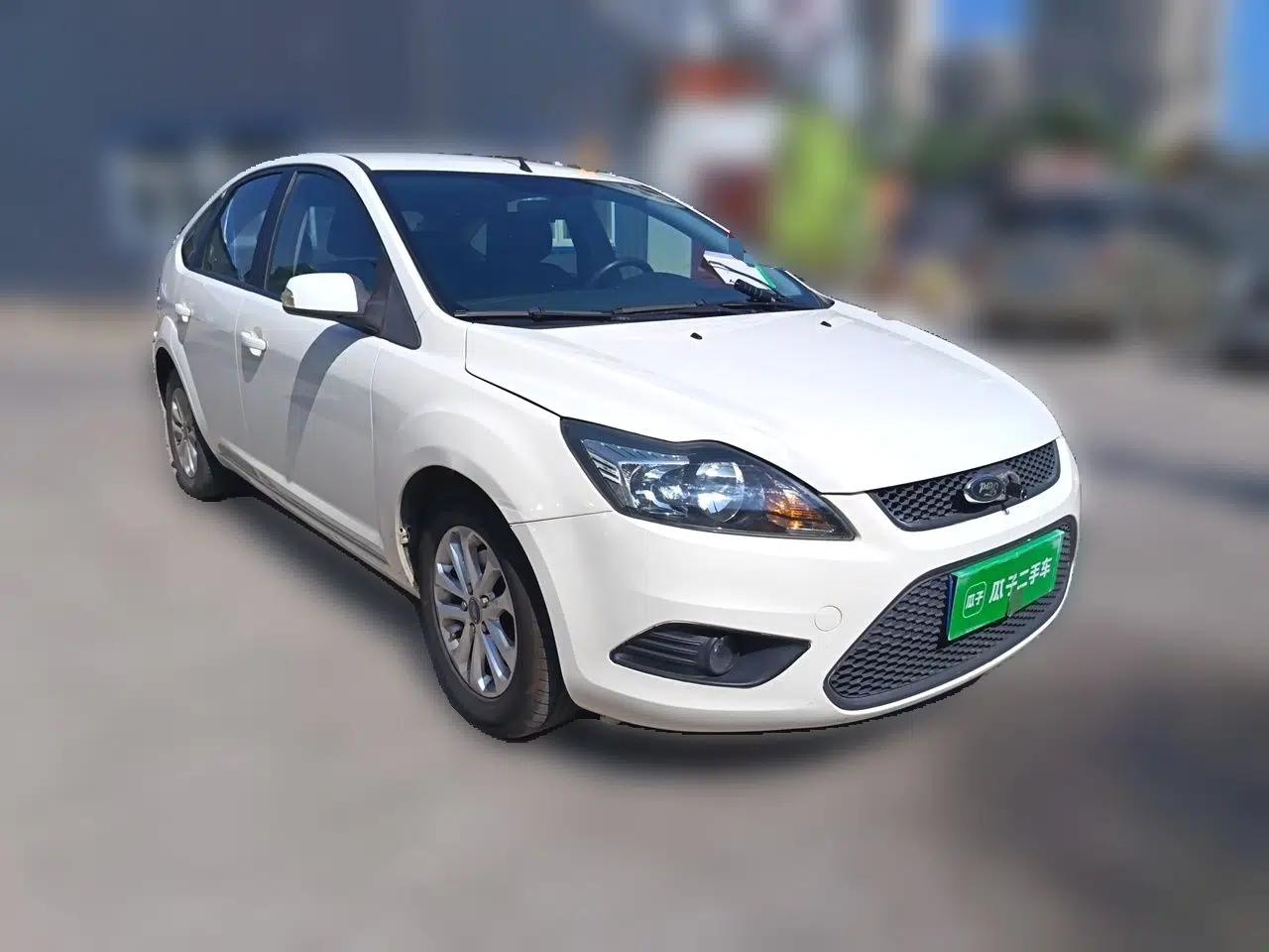 Ford Focus 2013 Hatchback Classic 1.8L Manual Base Model — миниатюра 3