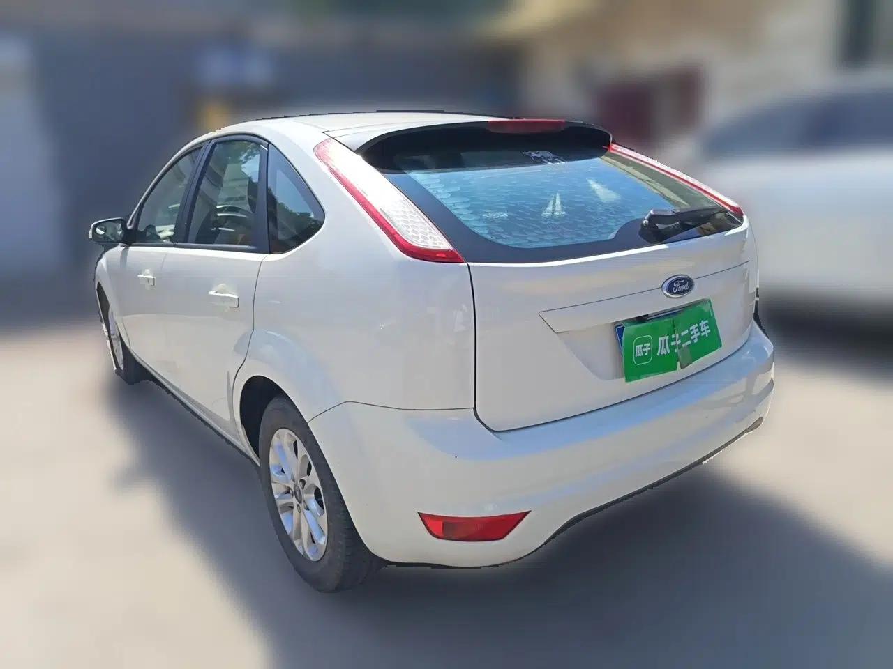 Ford Focus 2013 Hatchback Classic 1.8L Manual Base Model — миниатюра 4