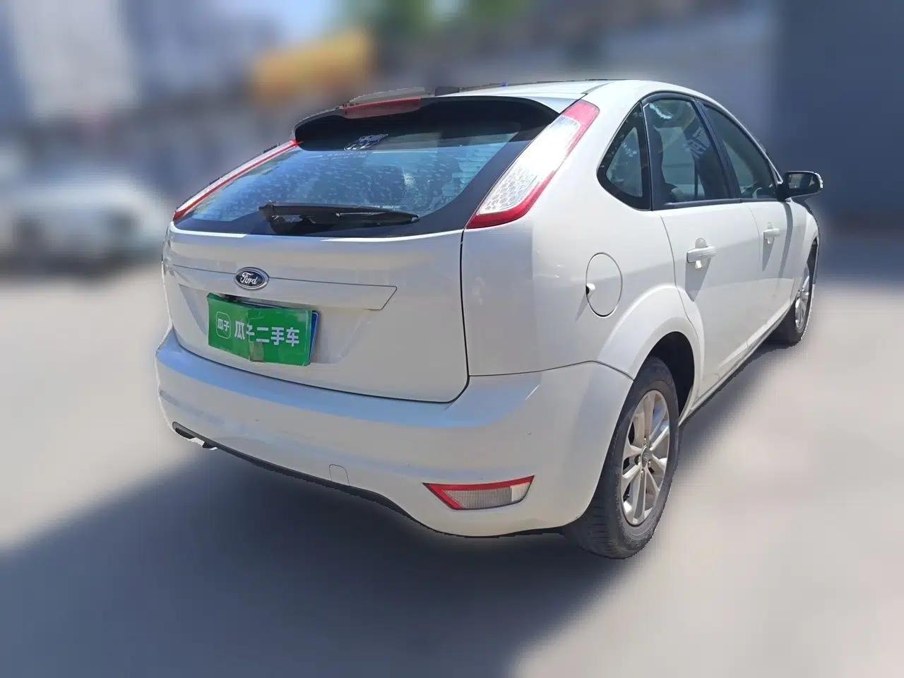 Ford Focus 2013 Hatchback Classic 1.8L Manual Base Model — миниатюра 6